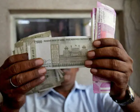 Foreign banks bought nearly $1 billion of India bonds on Thursday, data shows
