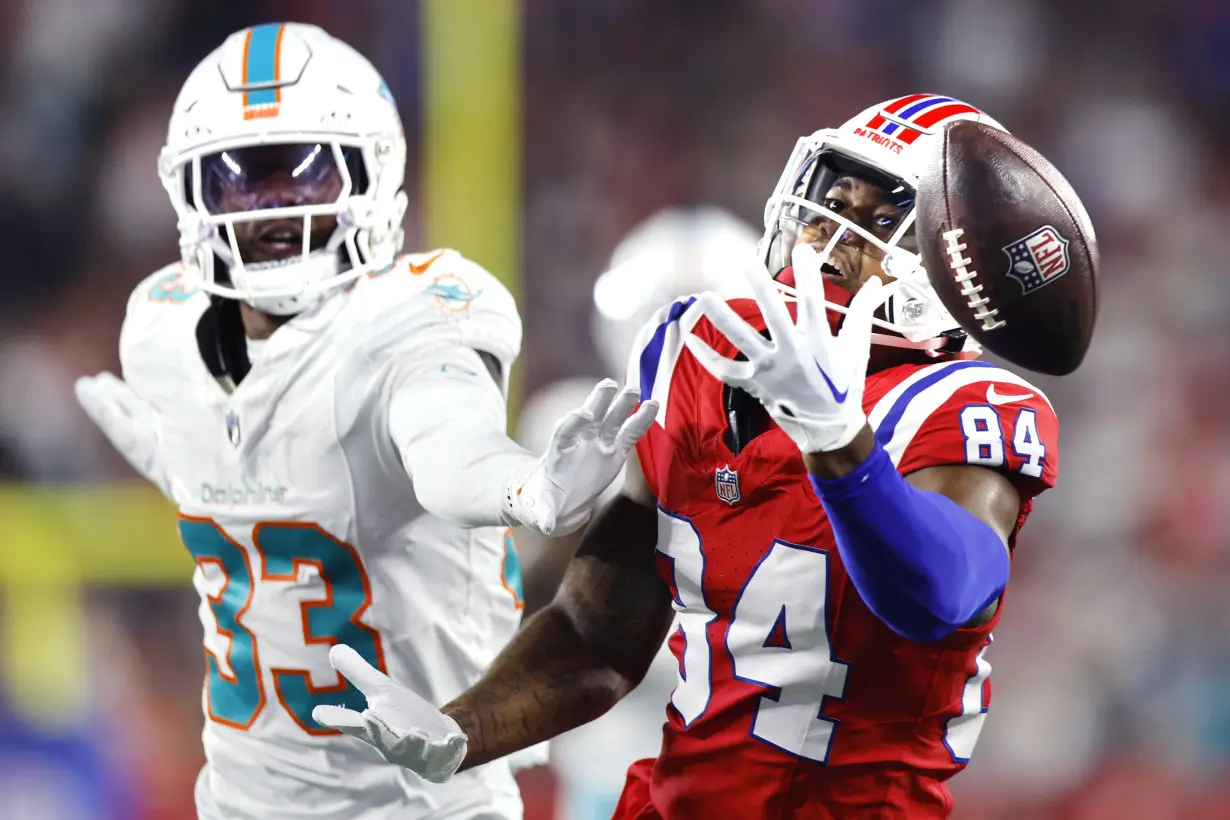 Mostert runs for 2 TDs, Tagovailoa throws for another as Dolphins hold off Patriots 24-17