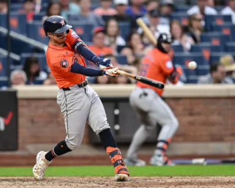 Astros dig hole, rally to defeat Mets