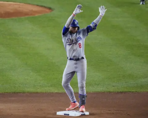 Dodgers manager Dave Roberts gives 3B Kiké Hernández a pass on fielding error during TV interview