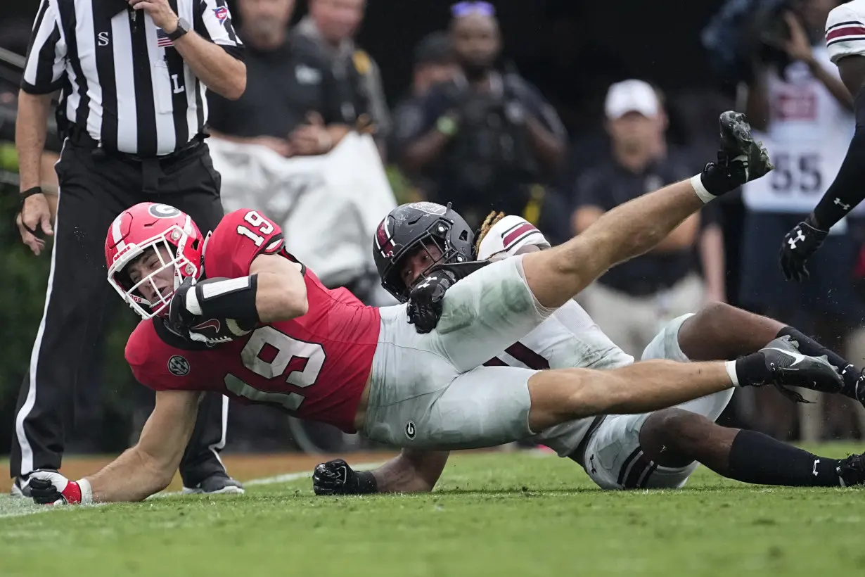 No. 1 Georgia bounces back from 11-point halftime deficit to beat South Carolina 24-14