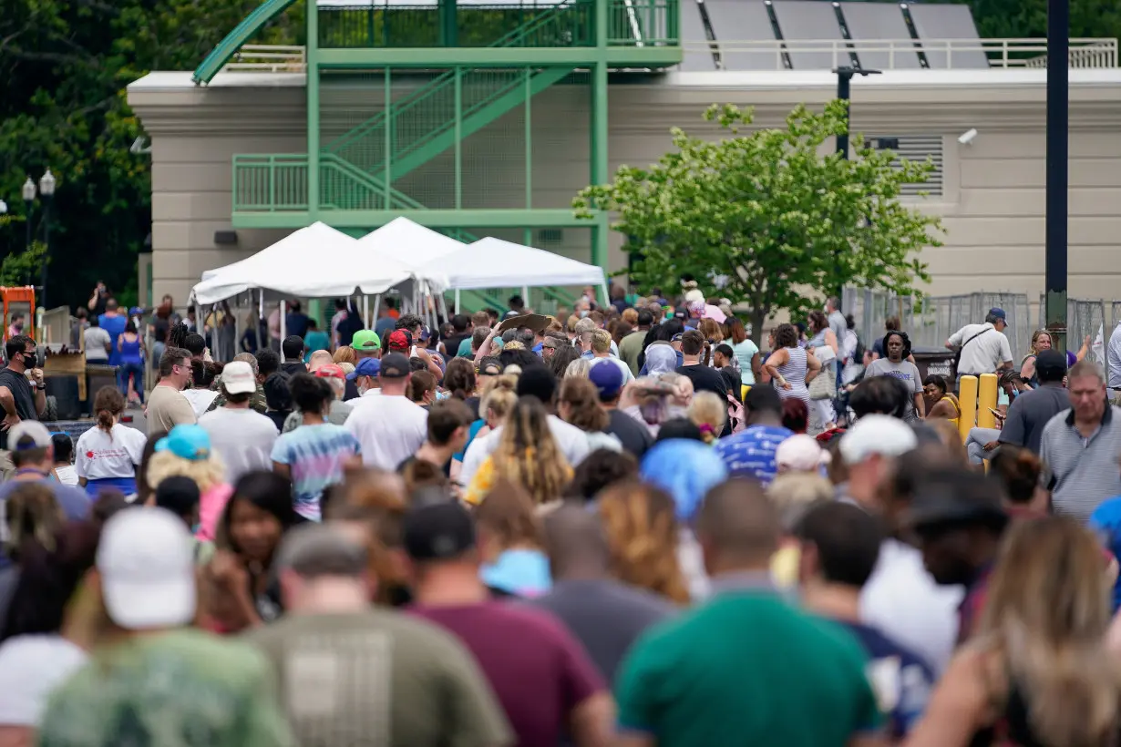 Thousands line up outside unemployment office in Frankfort