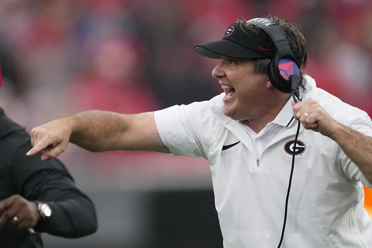 No. 1 Georgia bounces back from 11-point halftime deficit to beat South Carolina 24-14