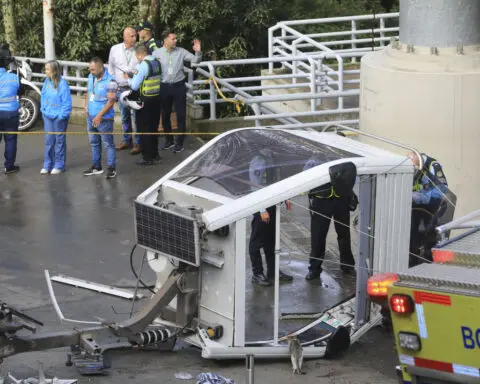 The collapse of a cable car in Colombia kills 1 person and injures 20