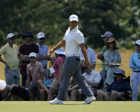 Tom Kim shoots 62 to lead Travelers, with world No. 1 Scottie Scheffler 3 shots behind