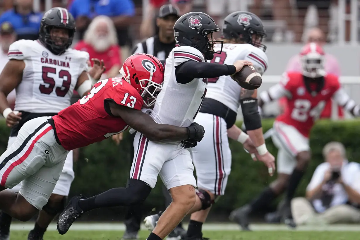 No. 1 Georgia bounces back from 11-point halftime deficit to beat South Carolina 24-14