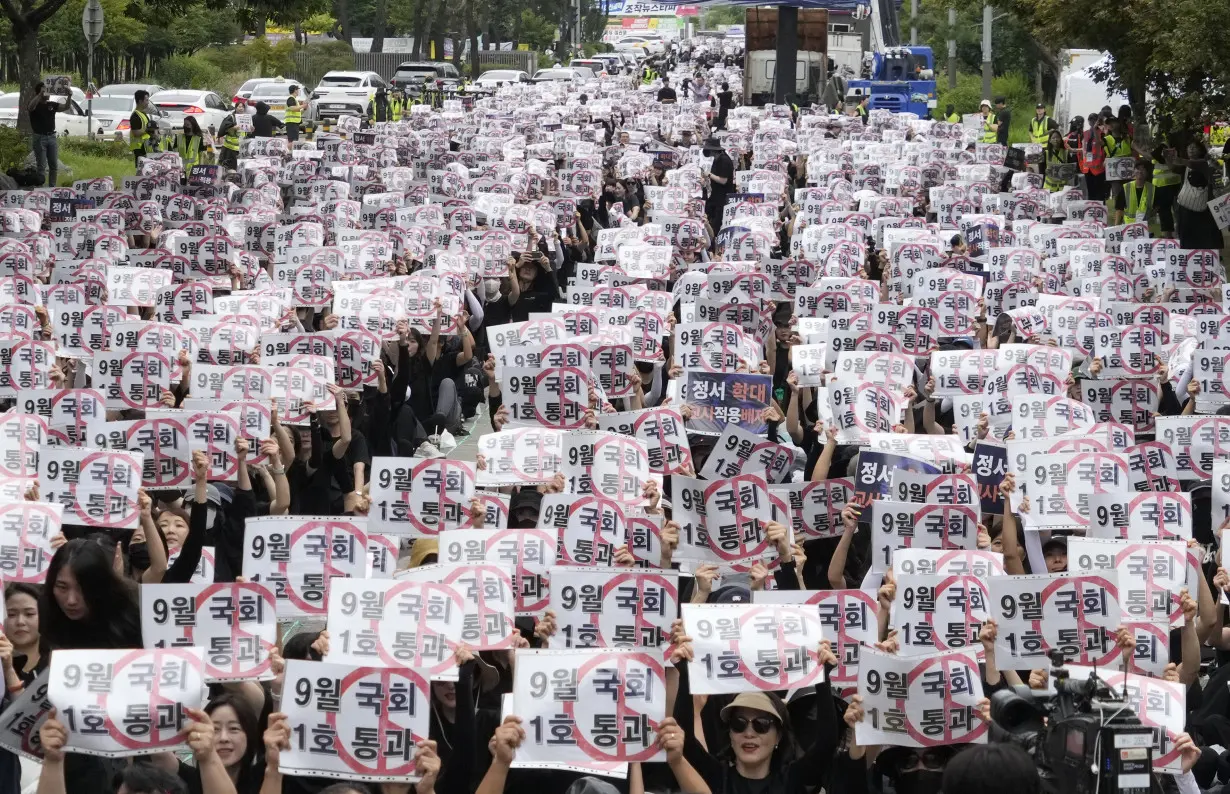 Thousands of South Korean teachers are rallying for new laws to protect them from abusive parents