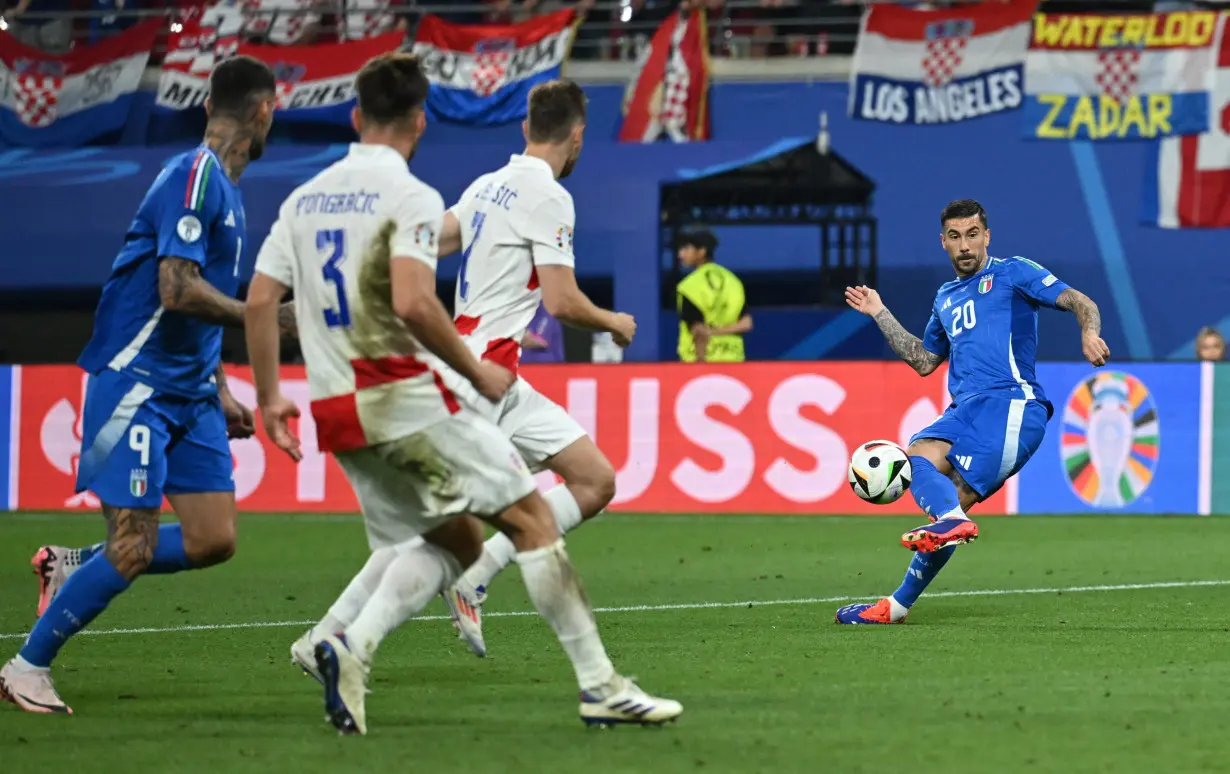 Soccer-Zaccagni's stoppage-time stunner sends Italy through to last 16