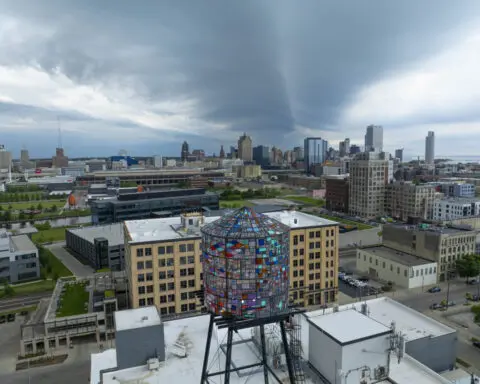 Severe, chaotic weather around US with high temperatures in Southwest and Midwest, snow in Rockies