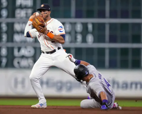 Astros shortstop Jeremy Peña misplays pop fly while taking part in an in-game TV interview