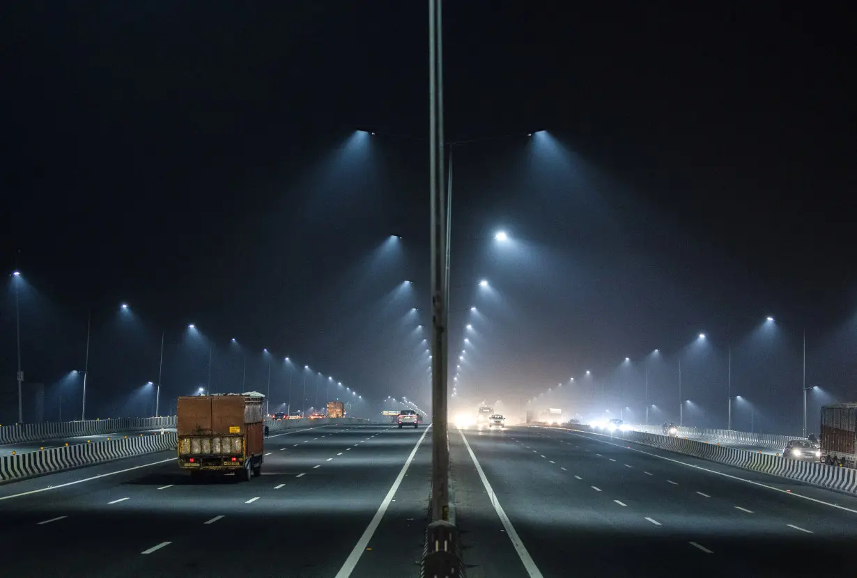 FILE PHOTO: The Wider Image: Air pollution blights India's teeming capital