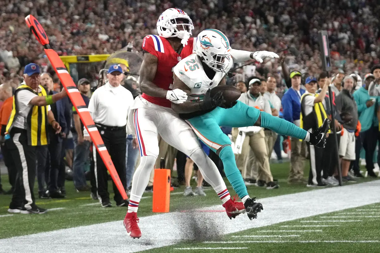 Mostert runs for 2 TDs, Tagovailoa throws for another as Dolphins hold off Patriots 24-17