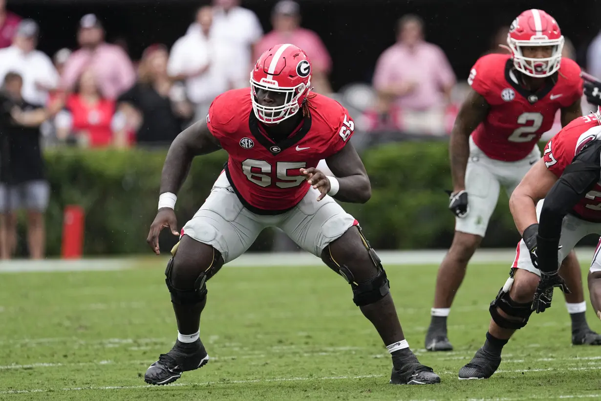 No. 1 Georgia bounces back from 11-point halftime deficit to beat South Carolina 24-14