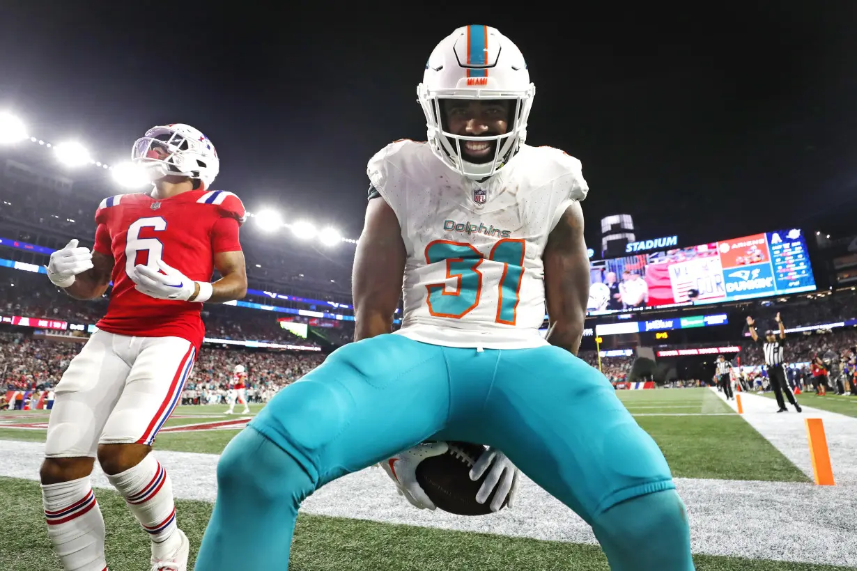 Mostert runs for 2 TDs, Tagovailoa throws for another as Dolphins hold off Patriots 24-17