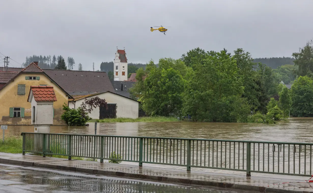 High water levels and heavy rain flood the south-western part of Bavaria