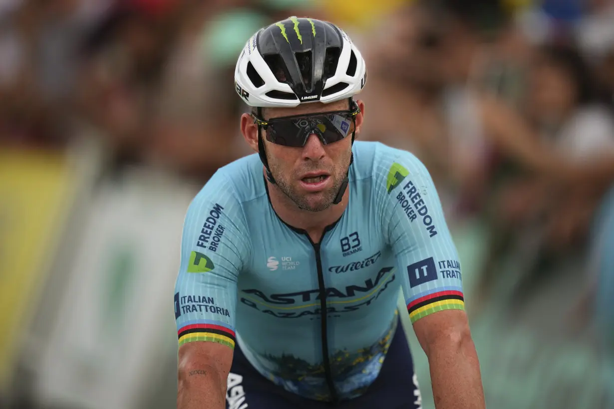 Cavendish struggles with apparent stomach and heat issues during opening Tour de France stage