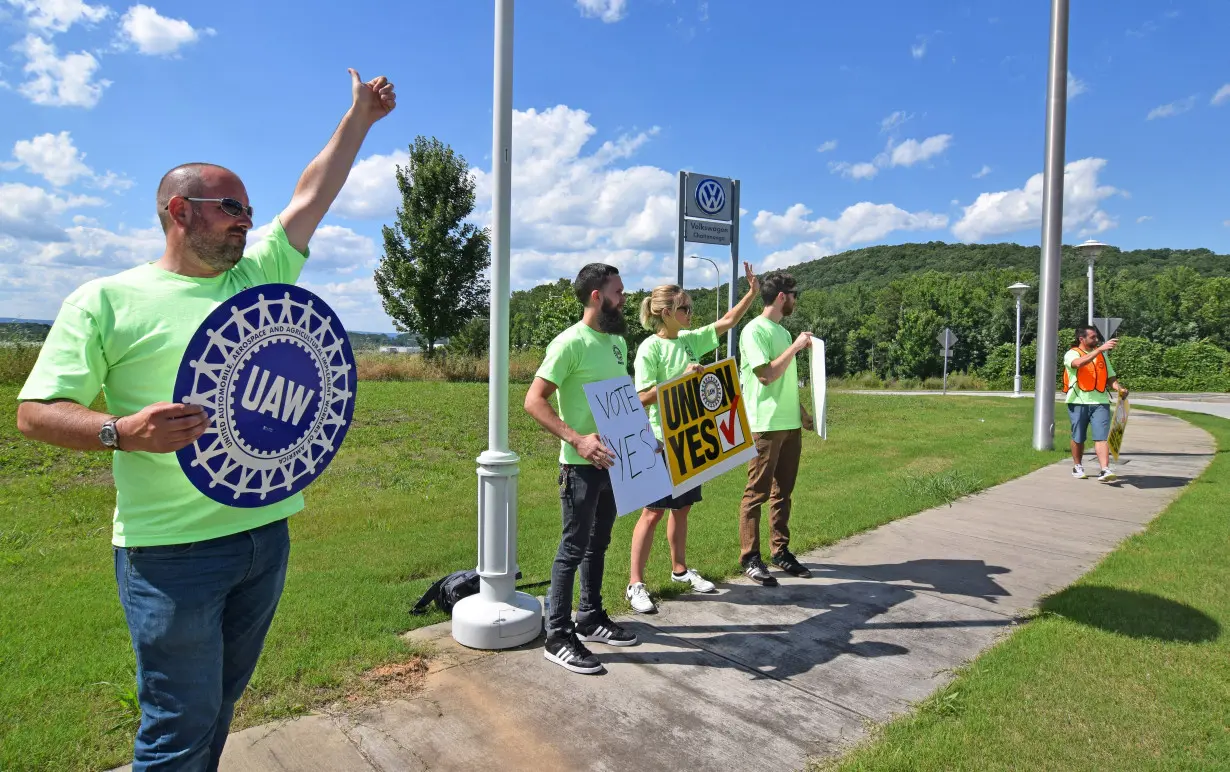 FILE PHOTO: Pro-union workers demonstrate outside Volkswagen’s Chattanooga plant where a vote is being held this week over whether to be represented by the United Auto Workers in Chattanooga
