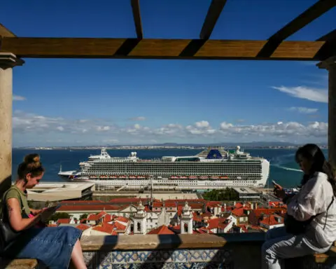 Port dwellers hope a switch to power will ease their pleasure cruise pain