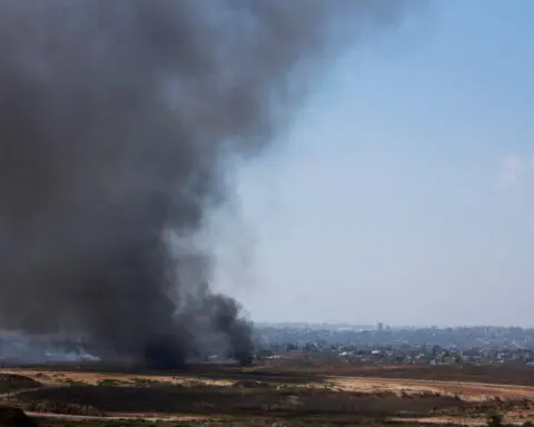 Thousands flee their homes as Israeli forces bomb southern Gaza