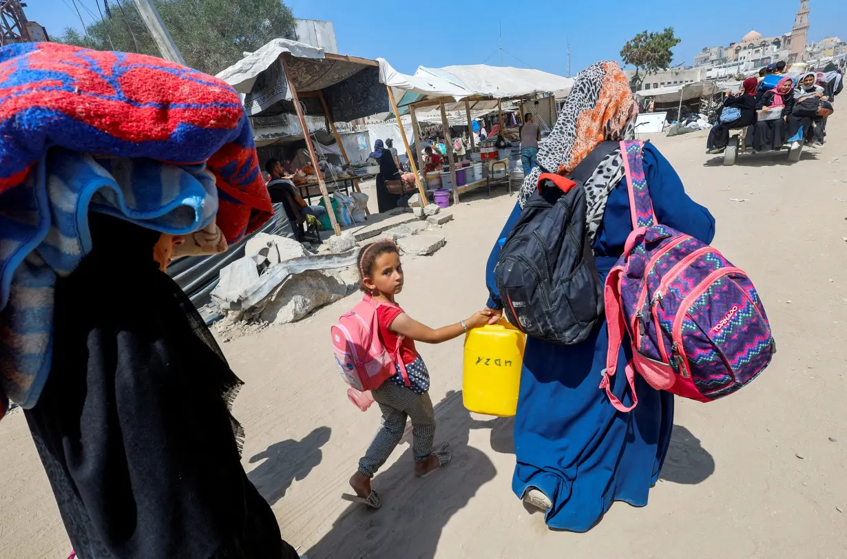 Palestinians flee eastern part of Khan Younis after they were ordered by Israeli army to evacuate their neighborhoods