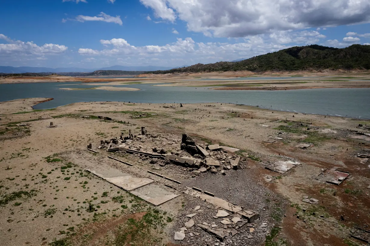 Extreme heat reveals sunken town in the Philippines