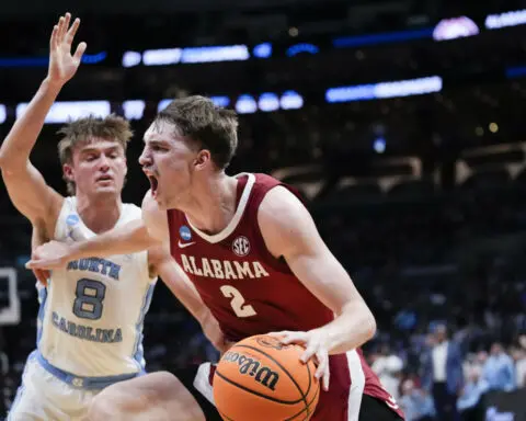 Alabama holds off top-seeded North Carolina 89-87 to reach Elite Eight for 2nd time ever