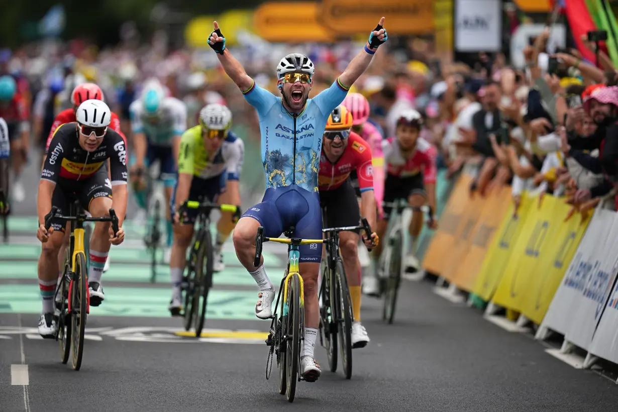 Mark Cavendish claims record-breaking 35th stage win at the Tour de France