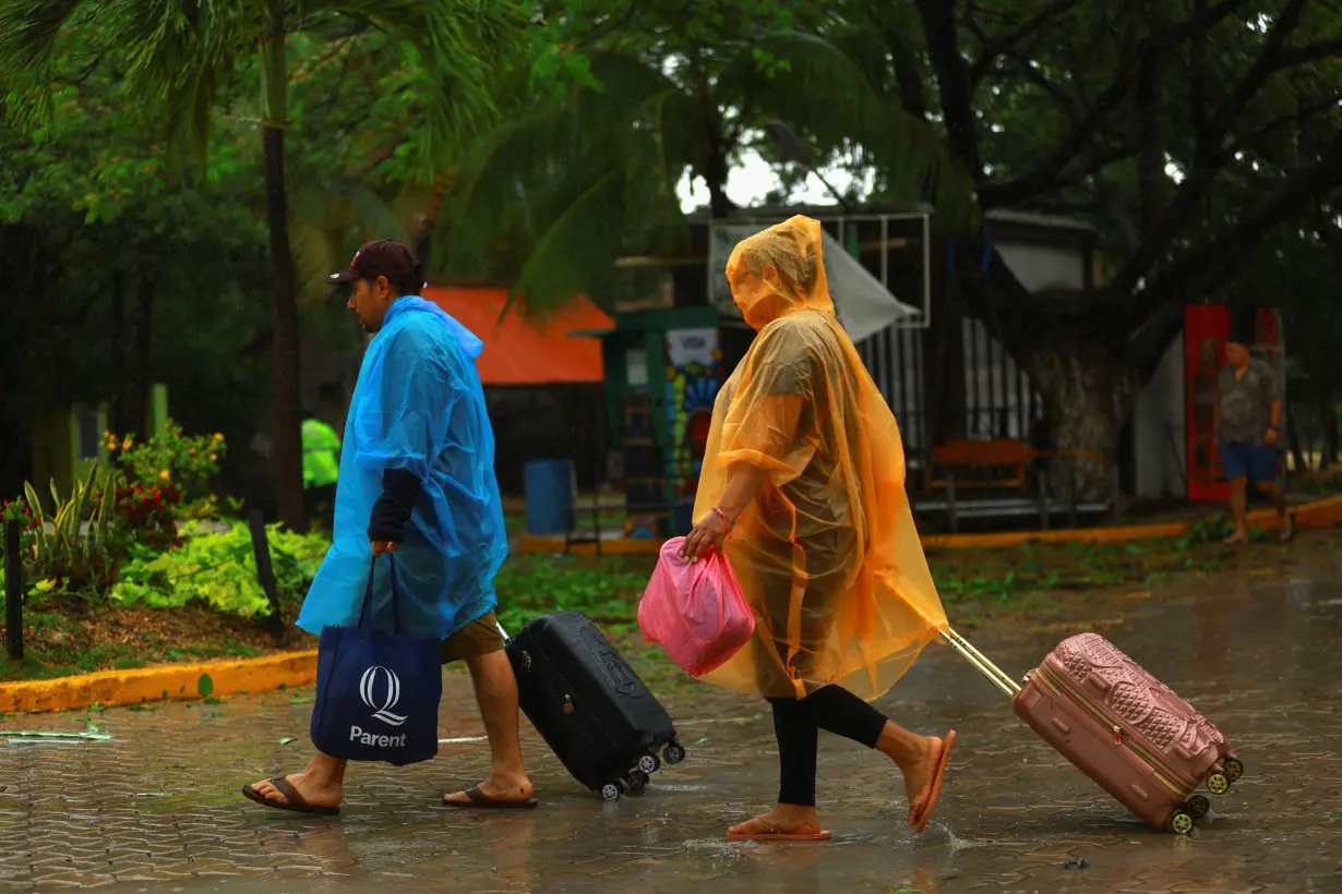 Hurricane Beryl hits the Mexican tourist area