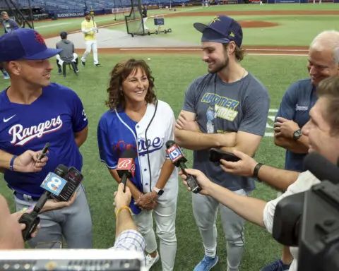 Mother of big league Lowe brothers sees them face each other for 1st time since her cancer diagnosis