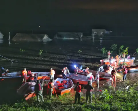 Work begins sealing breach at China's second-largest freshwater lake