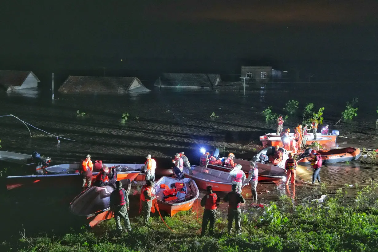 Flooding after dam breach at Dongting lake