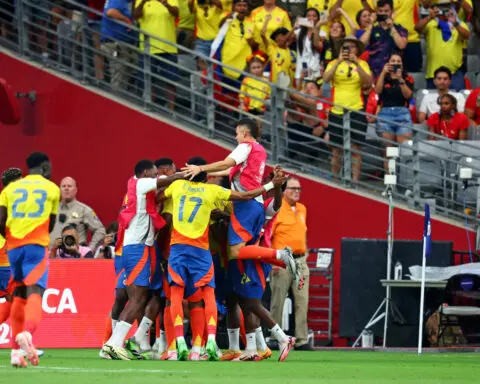 Soccer-Colombia through to Copa America semi-finals with 5-0 thrashing of Panama