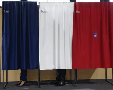 French left outflanks the right