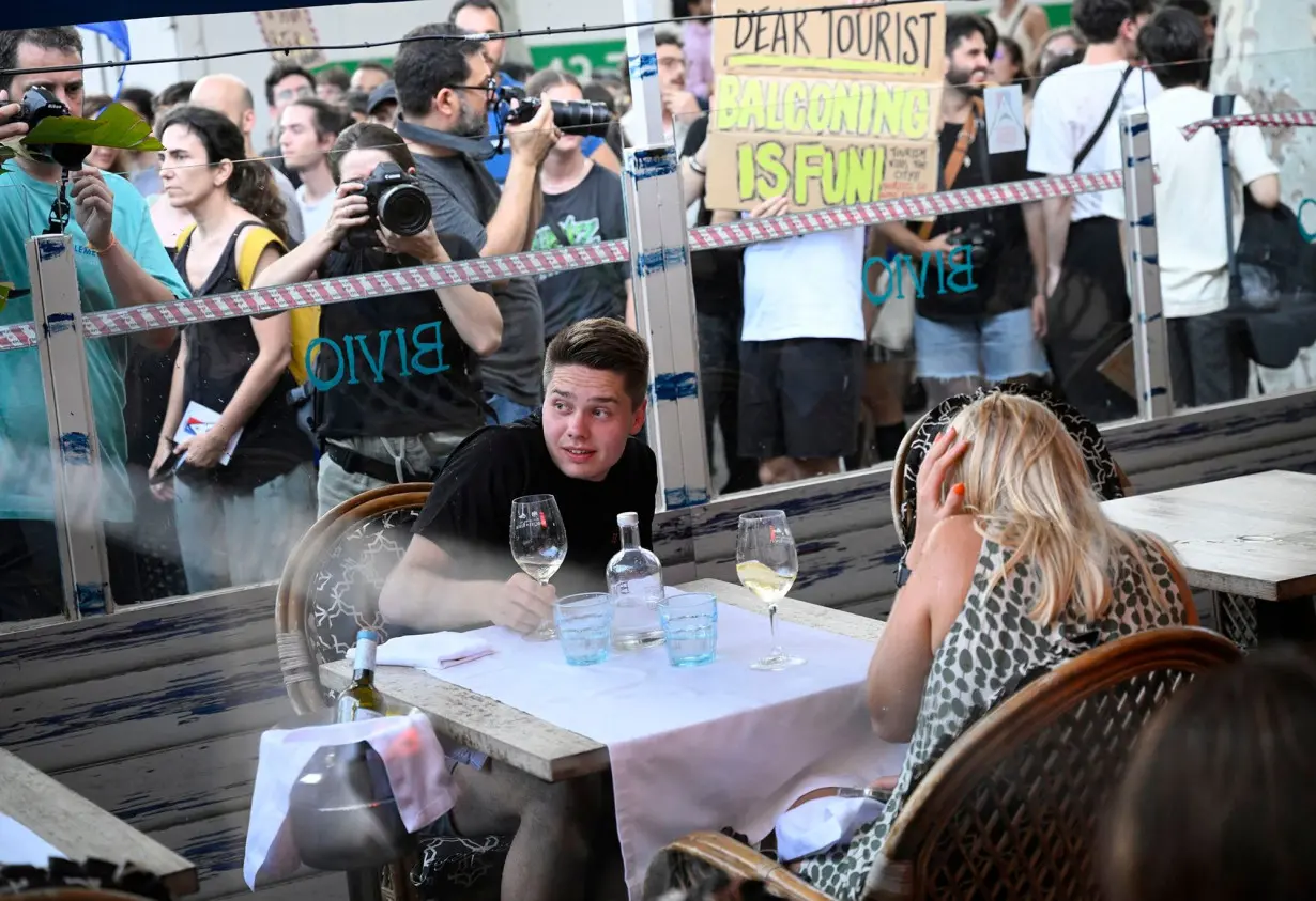 Diners cower as protesters march past a restaurant.