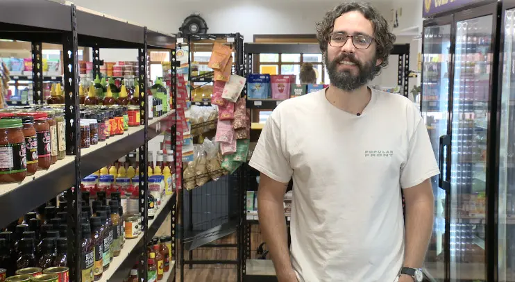 'Convenient': Couple opens new sustainable grocery store