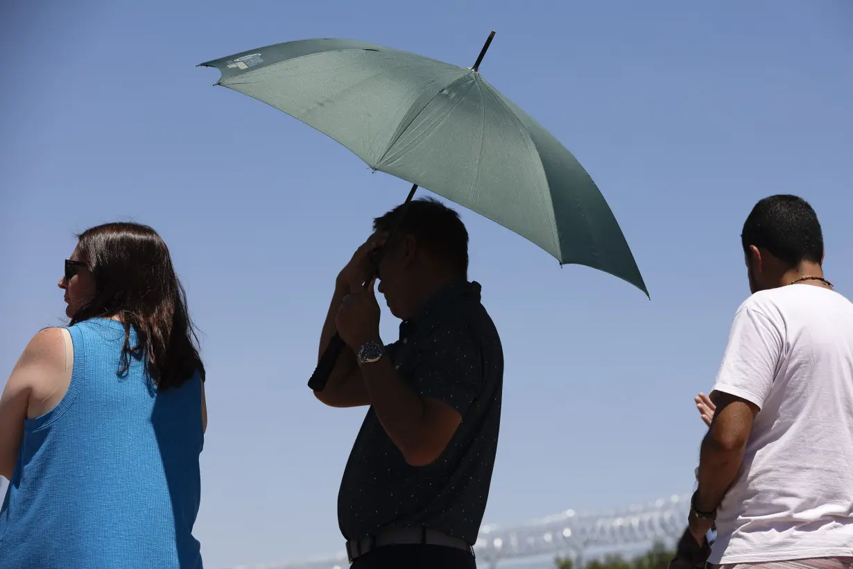 Tourists still flock to Death Valley amid searing US heat wave blamed for several deaths