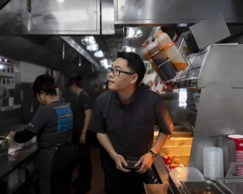 California fast food workers now earn $20 per hour. Franchisees are responding by cutting hours.