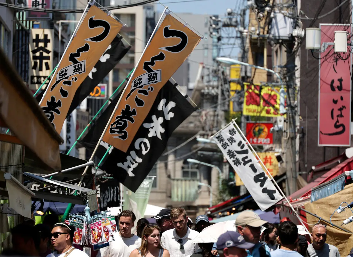 FILE PHOTO: FILE PHOTO: Foreign tourists visit Tsukiji Outer Market in Tokyo