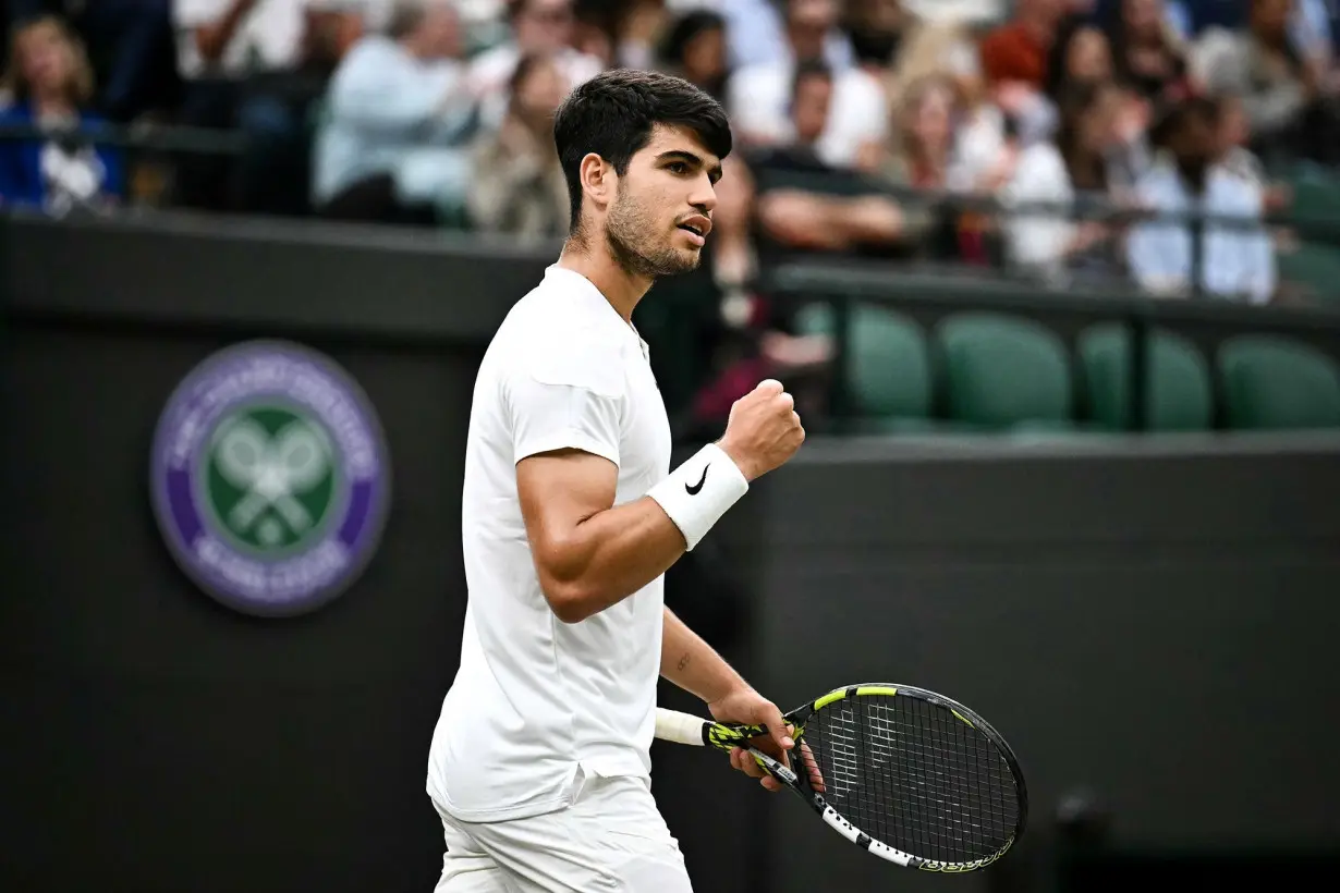 Carlos Alcaraz overcomes slow start to beat Tommy Paul and reach Wimbledon semifinals