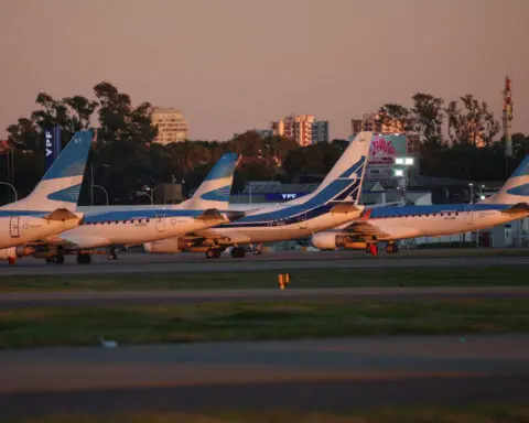 Argentina rolls out aviation reform in bid to bring in foreign airlines