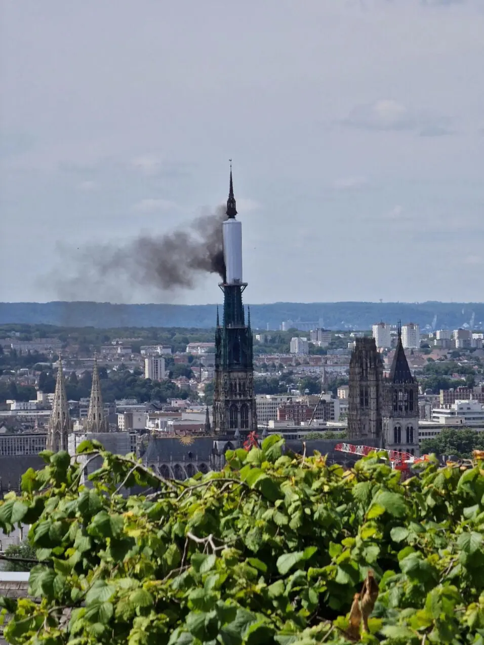 Fire breaks out in spire of French cathedral