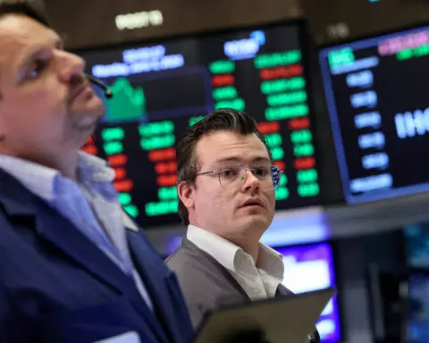 Dollar falls vs. yen, global stock index up, with focus on rate cuts