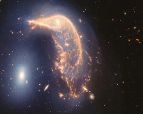 New image captures glowing cosmic dance of the Penguin and Egg galaxies