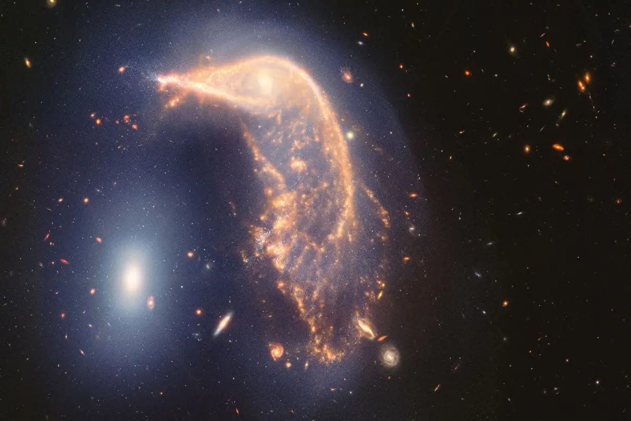 New image captures glowing cosmic dance of the Penguin and Egg galaxies