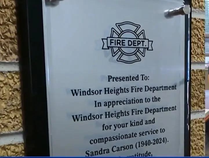 Grateful Windsor Heights family gives plaque to fire department for its aid in a woman's final months