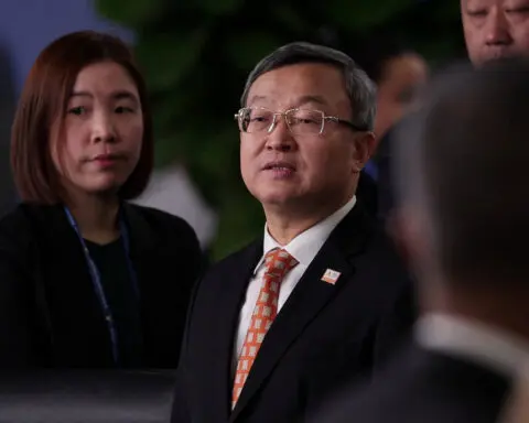 China's vice commerce ministry meets Walmart CEO McLay