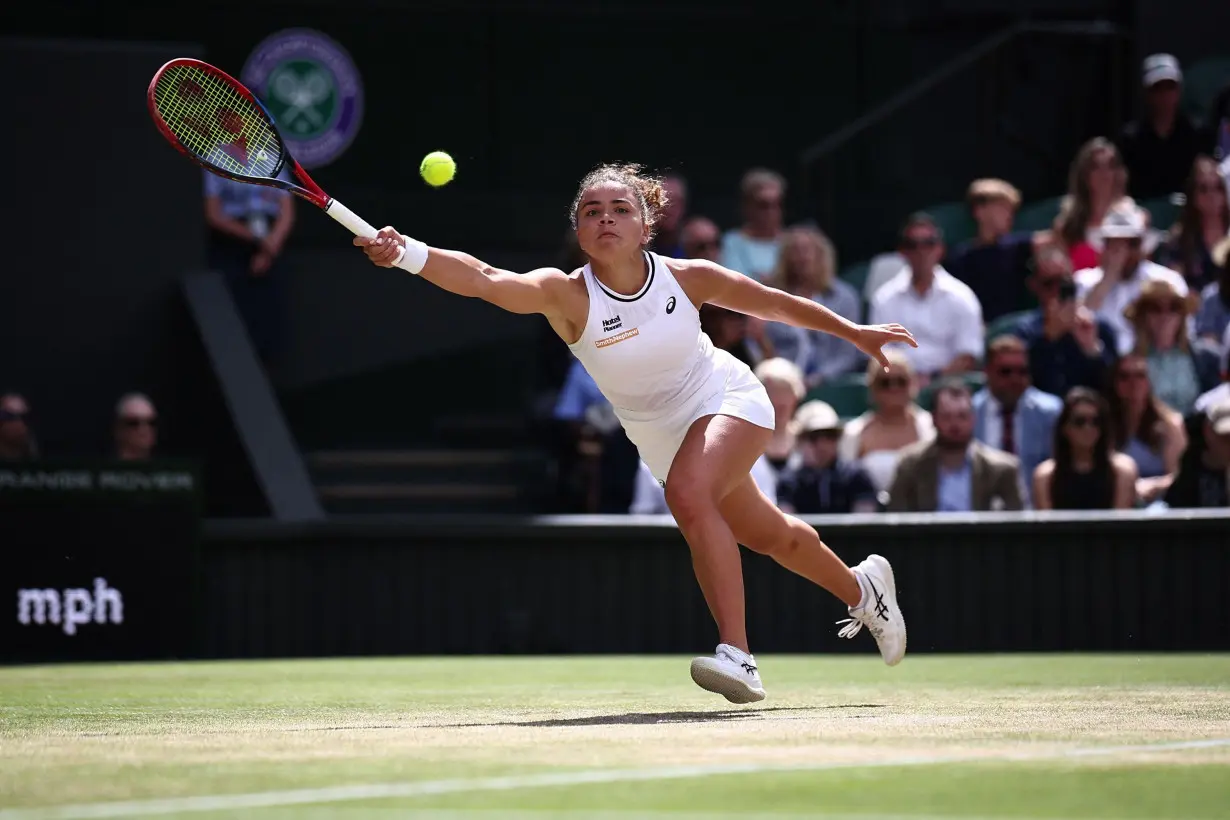 Paolini reaches for the ball during her semifinal match against Vekić.