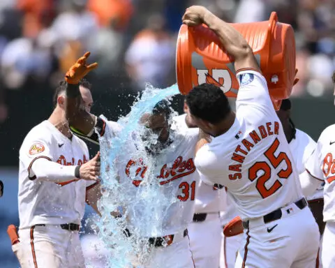 Yankees, Orioles both score 3 in the ninth. After all that chaos, Baltimore leads the division by 1