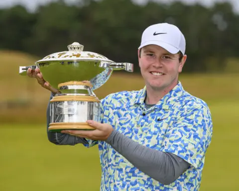 MacIntyre wins his national open in Scotland with birdie to beat Adam Scott