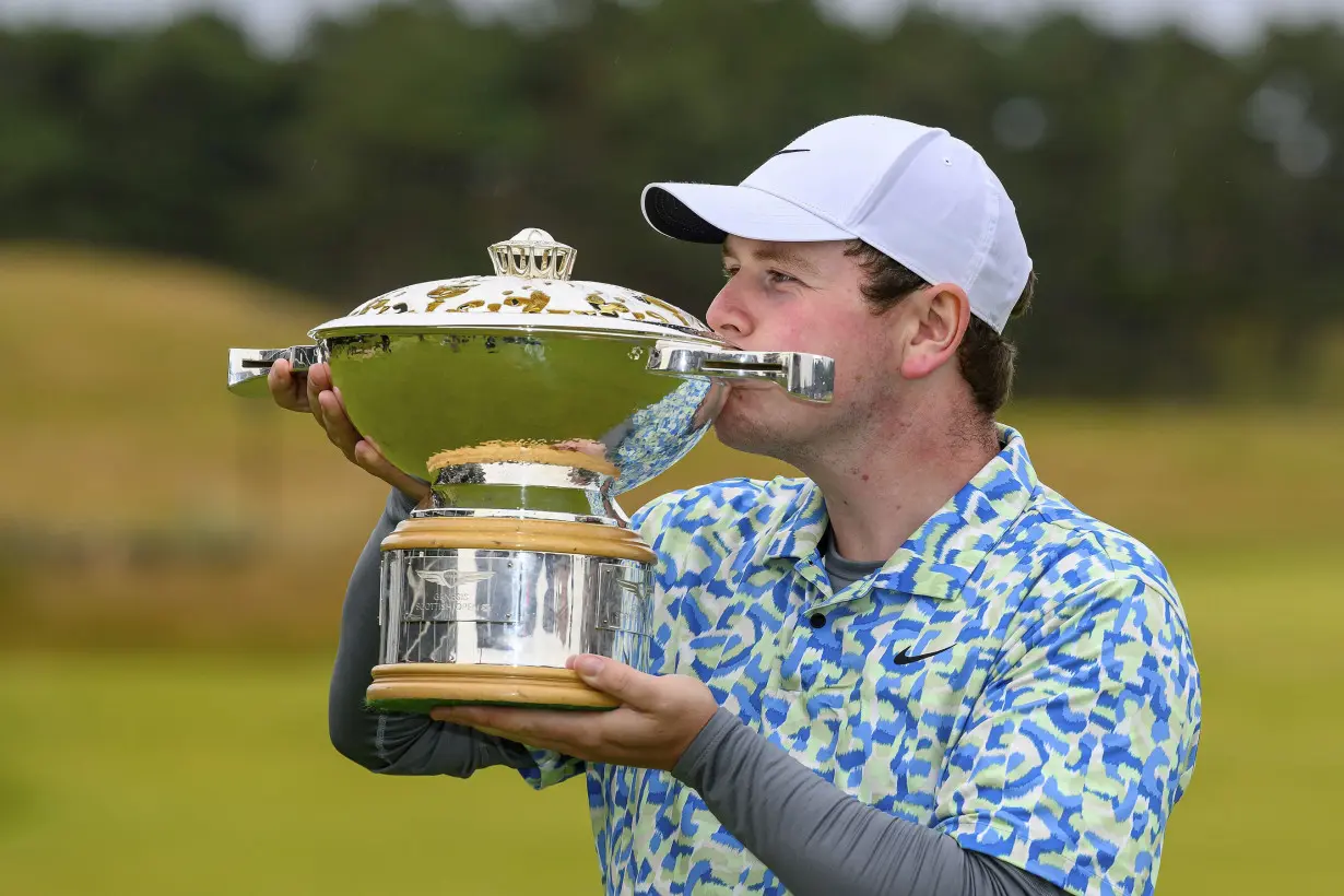 MacIntyre wins his national open in Scotland with birdie to beat Adam Scott